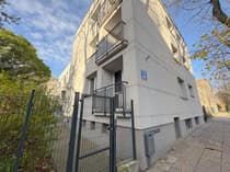 Czteropiętrowy blok przy ul. Wigury – wejście z metalową bramą, Łódź-Śródmieście