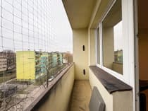 Balkon z siatką ochronną i widokiem na osiedle — Łódź Polesie