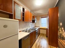 Mieszkanie na sprzedaż Łódź-Polesie 44m² — kuchnia z drewnianymi szafkami i oknem