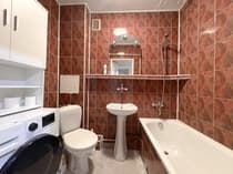 Łazienka z wanną, pralką i kafelkami w bordowy wzór — mieszkanie Łódź Polesie