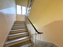 Klatka schodowa z metalową balustradą w żółtym budynku — Łódź Polesie