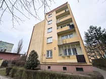 Budynek mieszkalny z balkonami od strony podwórka — Łódź Polesie