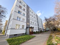 Blok mieszkalny z odnowioną elewacją biało-szarą — Łódź-Bałuty