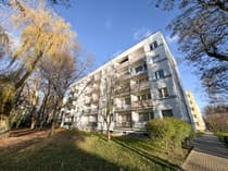 Budynek wielorodzinny z balkonami, widok od strony zieleni — Łódź-Bałuty