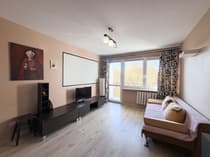 Salon z kanapą, telewizorem i wyjściem na balkon — mieszkanie Łódź-Bałuty 51 m²