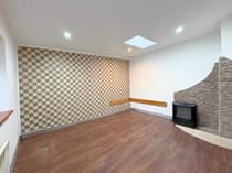 Jasny pokój dzienny z balkonem i drewnianą podłogą — kawalerka Łódź Bałuty 26m²