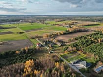 Lotnicze ujęcie działki z okoliczną zabudową i polami uprawnymi — Skotniki