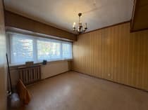 Jasny pokój z oknem, grzejnikiem i boazerią — mieszkanie Łódź-Teofilów 45 m²