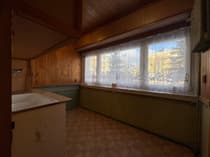 Kuchnia z panoramicznym oknem i widokiem na osiedle Teofilów w Łodzi