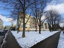 Blok mieszkalny na Teofilowie w Łodzi — widok zewnętrzny w zimie