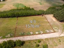 Widok z lotu ptaka na trawiastą działkę 4/3 o pow. 1576m² przy drodze gruntowej — Józefów Stary