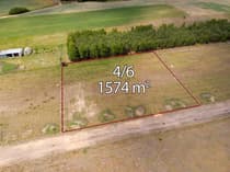 Widok z lotu ptaka na działkę 4/6 o pow. 1574m² przy drodze, otoczoną drzewami i polami