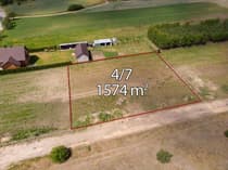 Widok z lotu ptaka na prostokątną działkę 4/7 o pow. 1574m² przy drodze gruntowej — Józefów Stary