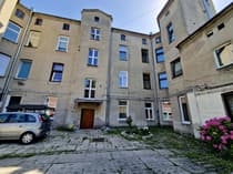 Wewnętrzne podwórko kamienicy — widok na bryłę budynku wielorodzinnego Pabianice