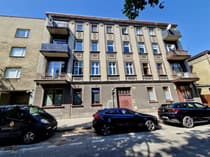 Widok od ulicy na kamienicę z balkonami — budynek wielorodzinny Pabianice