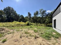 Działka 800 m² – zielony ogród z drzewami przy domu wolnostojącym na sprzedaż, Mauryców