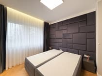 Pokój z łóżkiem box-spring i aksamitną tapicerowaną ścianą — Łódź Śródmieście