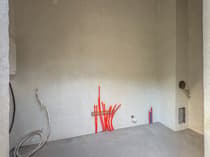 Pomieszczenie techniczne z wyprowadzonymi rurami instalacji