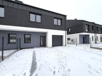 Salon w stanie deweloperskim z dużymi przeszkleniami tarasowymi — dom 115m² Ksawerów
