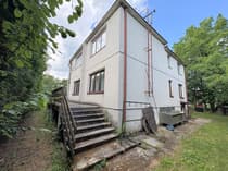 BryÅa domu od strony ogrodu, boczne schody wejÅciowe