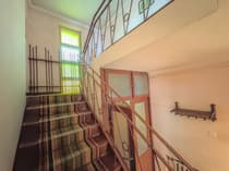 Klatka schodowa z kutÄ balustradÄ i witraÅ¼owym oknem