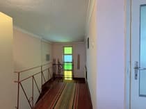 Podest schodÃ³w z kolorowym przeszkleniem klatki