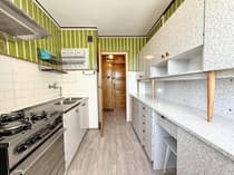 Kuchnia w starym budownictwie z pasiastą tapetą i kuchenką gazową — Łódź-Górna