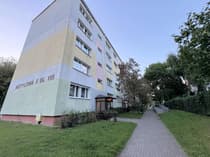 Blok mieszkalny od strony chodnika i trawnika