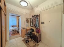 PrzedpokÃ³j z drzwiami wejÅciowymi i widokiem na sÄsiedni pokÃ³j