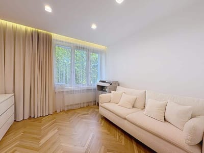 Salon z nowoczesną kanapą mieszkania na sprzedaż Łódź Widzew