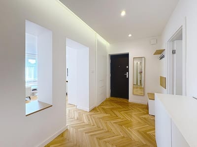 Przedpokój w mieszkaniu na sprzedaż