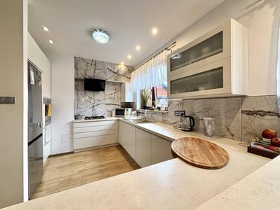 Dom wolnostojący o pow. 240 m2  |  Działka 1 823 m2  |  5 pokoi  |  Mścice