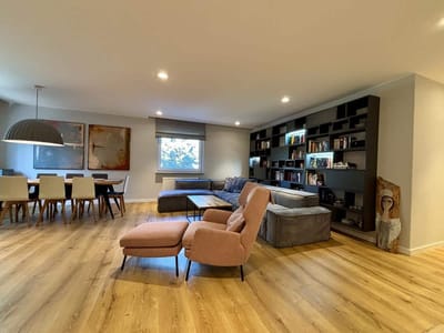 Salon – z regałem na książki