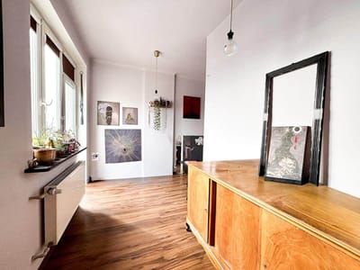 Pokoj z drewniana podloga i sztuka - Mieszkanie na sprzedaz Lodz Polesie | CI OD NIERUCHOMOSCI