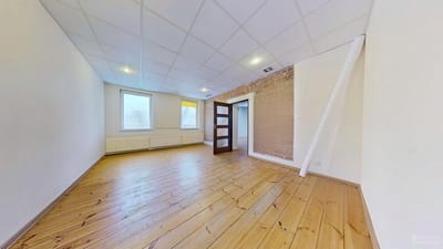 Pokój z ceglaną ścianą i drewnianą podłogą - Dom na sprzedaż Łódź Bałuty | CI OD NIERUCHOMOŚCI