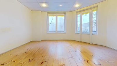 Przestronny pusty pokój z drewnianą podłogą - Dom na sprzedaż Łódź Bałuty | CI OD NIERUCHOMOŚCI