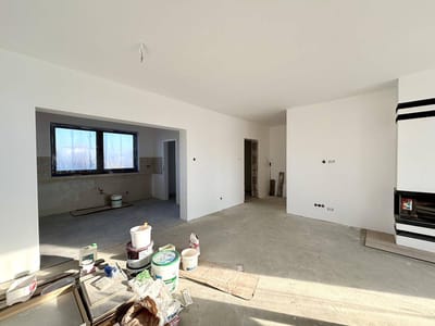 Przestronny salon z kominkiem w budowie - Dom na sprzedaz Ozorkow | CI OD NIERUCHOMOSCI