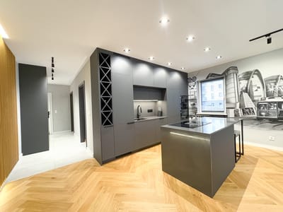 Przestronny salon z dużymi oknami - Mieszkanie na sprzedaż Łódź | CI OD NIERUCHOMOŚCI