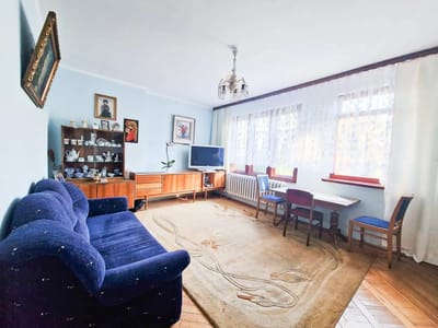 Przytulny salon z meblami drewnianymi - Dom na sprzedaz Pabianice | CI OD NIERUCHOMOSCI