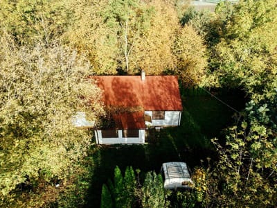 Dom z czerwonym dachem na zalesionej dzialce - Dzialka na sprzedaz Kwiatkowice | CI OD NIERUCHOMOSCI