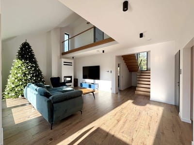 Przestronny salon z antresola i schodami - Dom na sprzedaz Ozorkow | CI OD NIERUCHOMOSCI