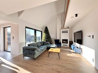 Nowoczesny salon z wysokim sufitem i kominkiem - Dom na sprzedaz Ozorkow | CI OD NIERUCHOMOSCI