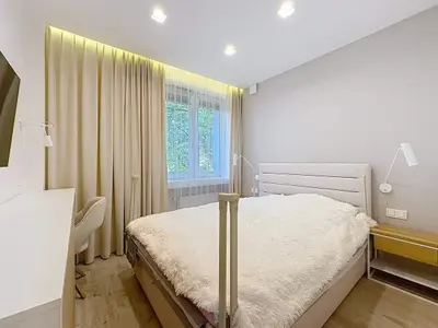 Sypialnia w mieszkaniu w jasnych kolorach w Łodzi na Widzewie na sprzedaż