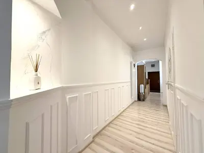 Korytarz z podświetlaną niszą i łukowym przejściem — eleganckie mieszkanie Łódź-Centrum