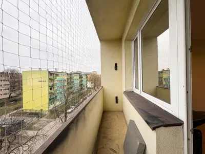 Balkon z siatką ochronną i widokiem na osiedle — Łódź Polesie