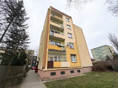 Elewacja żółtego bloku mieszkalnego od frontu — Łódź Polesie