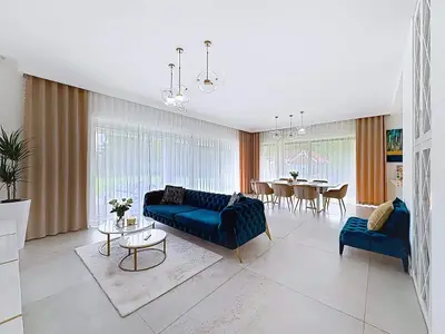 Reprezentacyjny salon z sofami Chesterfield i złotymi lampami — dom 191m² Łask-Ostrów