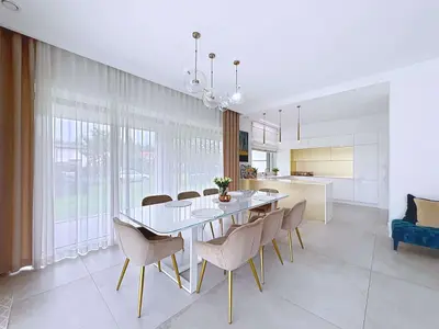 Jadalnia z przeszkleniami panoramicznymi i widokiem na ogród — Ostrów łódzkie