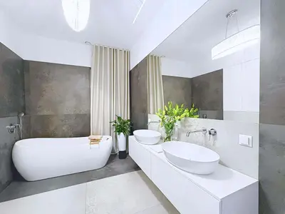 Druga strona łazienki z wanną wolnostojącą i podwójną umywalką