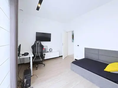 Pokój z łóżkiem i stanowiskiem do gier, widok z drugiego kąta